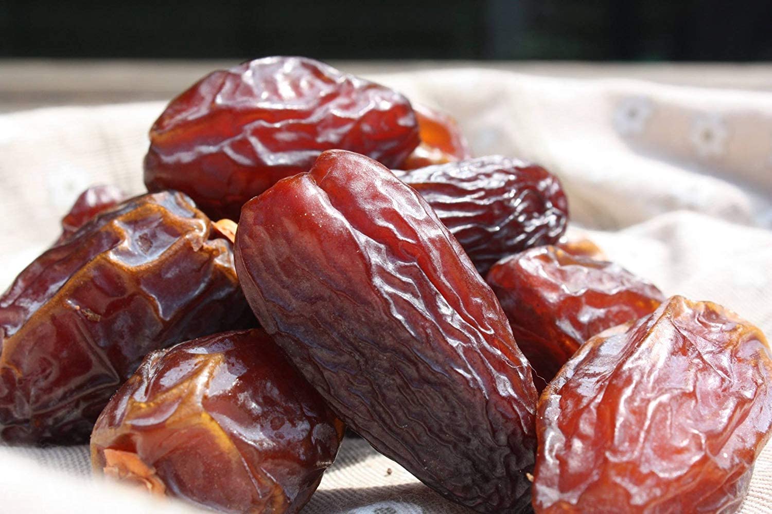 Medjool Plus Choice Grade Medjool Dates 1kg – Premium Jumbo Dates with – Soft, Sweet & Fresh – No Added Sugar – Luxury Gift Box