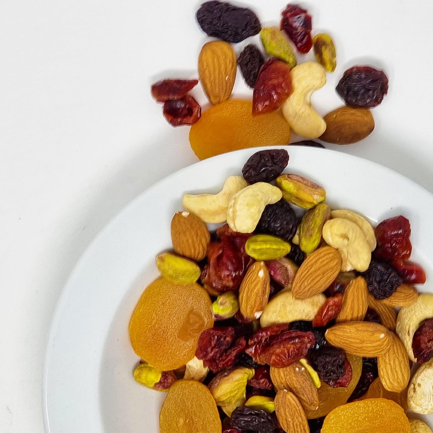 Zeina Succulent Dried Fruit and Nut Mix (1Kg) - Premium Quality Healthy Snacks with Jumbo Flame Raisins, Apricots, Cranberries, Almonds, Cashews and Pistachios, Suitable for Healthy Vegan Diets